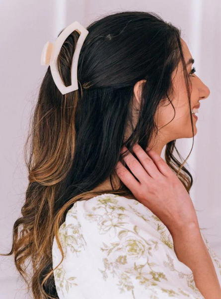 Open Almond Beige Medium Hair Clip