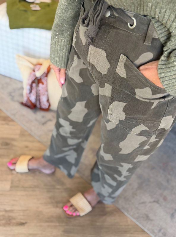 Mia Camo Barrel Jean